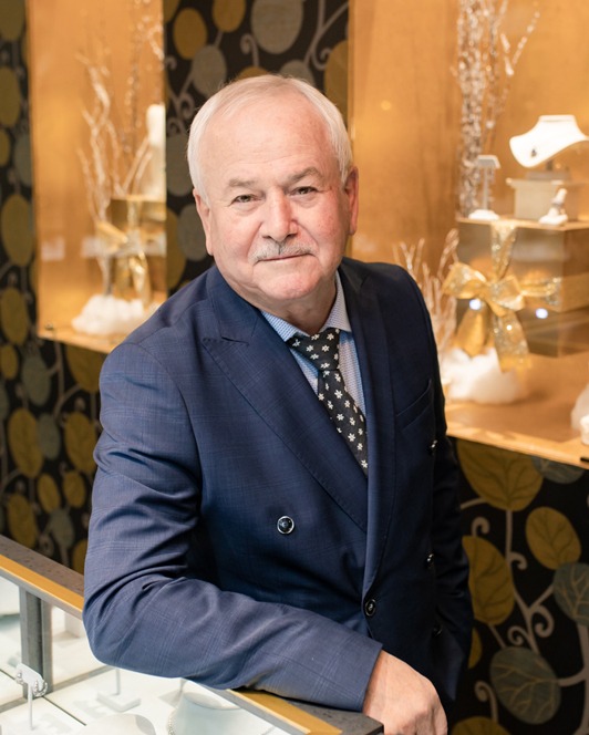 Reggie Akdogan inside store
