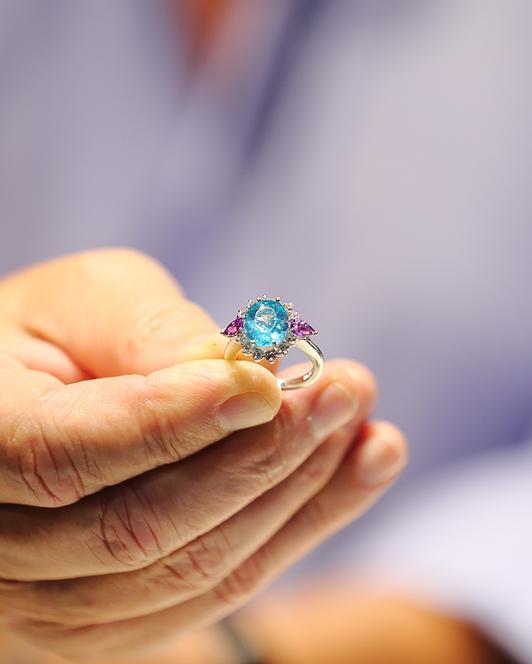 gold ring with paraiba color apatite sapphires and diamonds